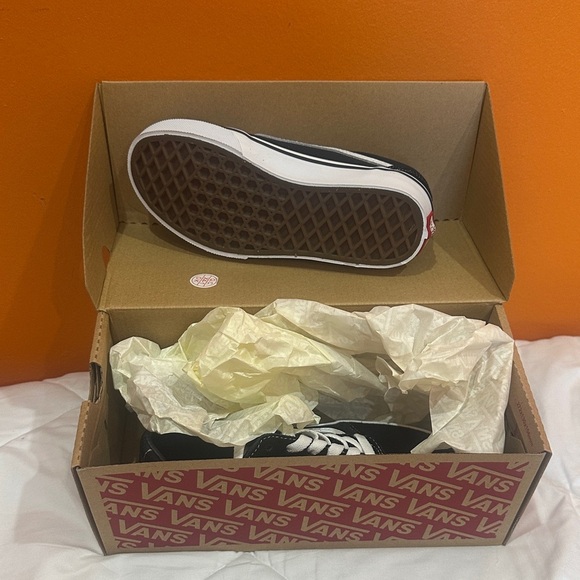 NEW KIDS Vans Classic Black and White Low-Tops size 1 - Picture 3 of 6